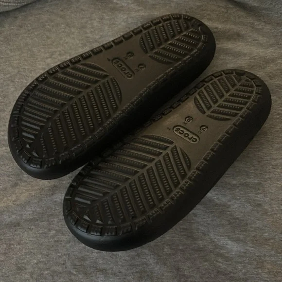 CROCS Classic Black Slide Sandals - Picture 3 of 3